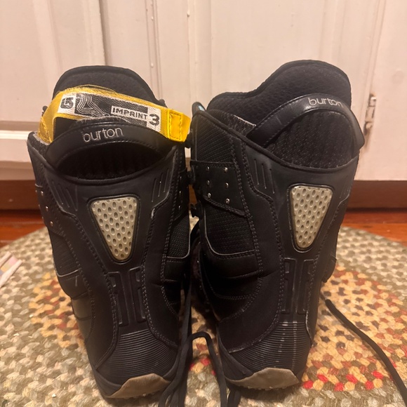 The Burton Sapphite snowboard size 6 boots. Black with purple accents. Durable - Picture 7 of 12